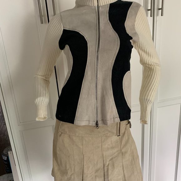 Danier 6 light tan suede skirt pleated with buckle - Picture 5 of 6